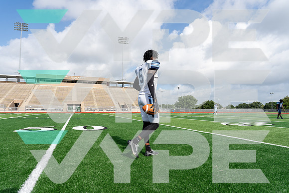 Elsik_FB_Tay'Ron Hughes-(BCC)-2